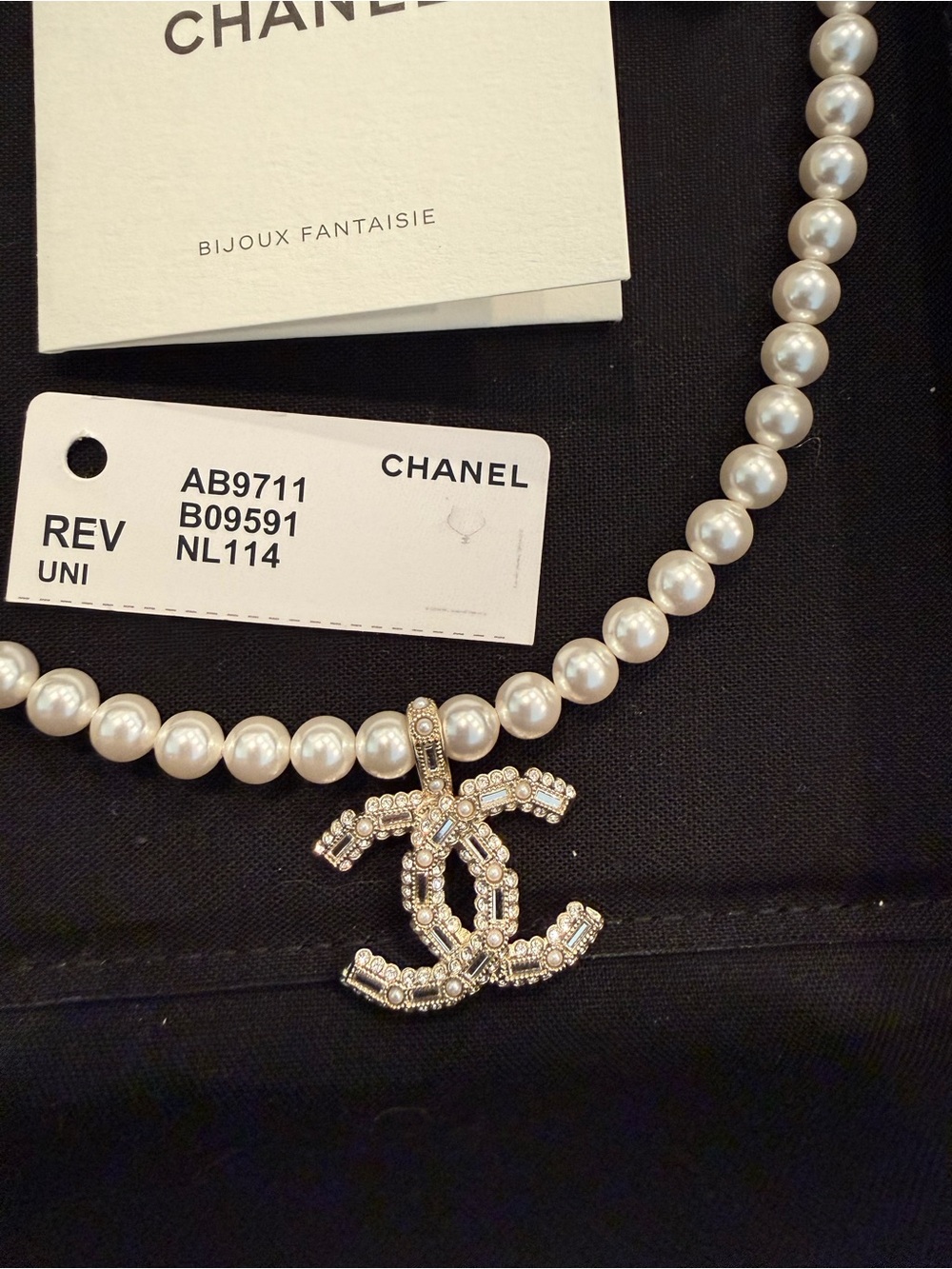 CHANEL Pearl Necklace with Crystal-Studded CC Pendant - White & silver - Picture 2 of 6